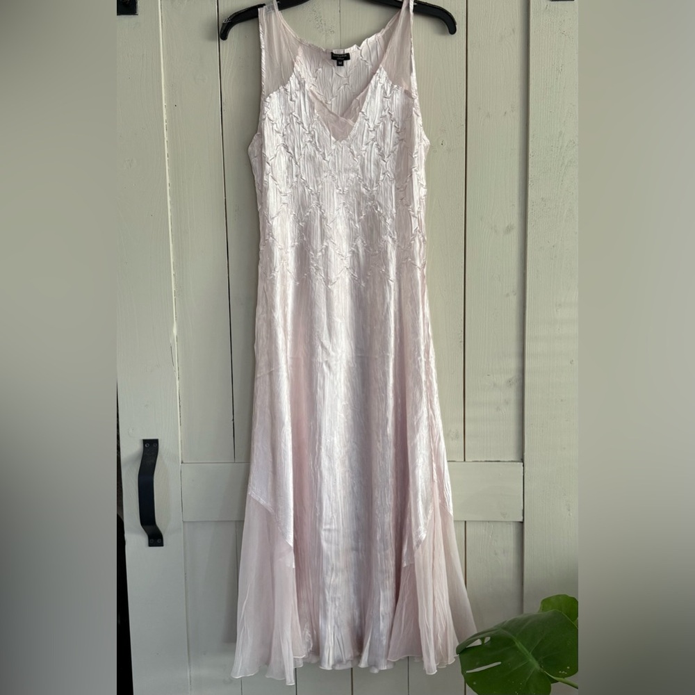 Komarov Light Pink Crinkled Airy Sleeveless V-Neck Dress